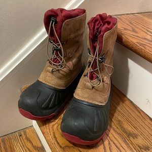 Ugg snow boot with fleece lining and draw string closure